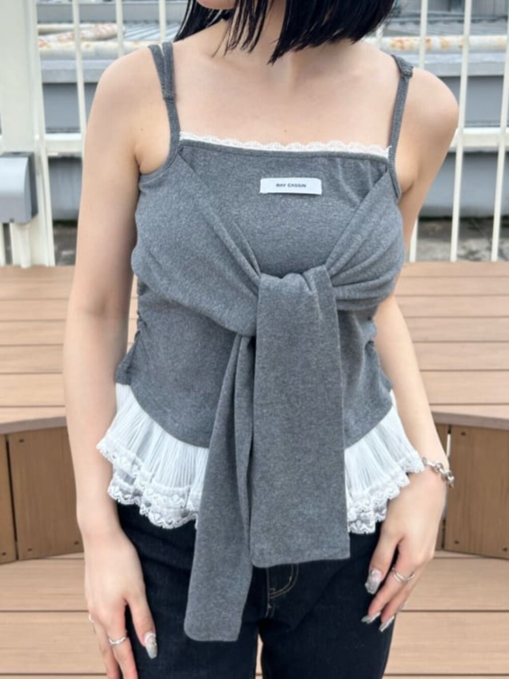 ブルー系のデニムパンツ、グレー系のキャミソールを着用したレディースの秋コーディネートの2枚目の写真