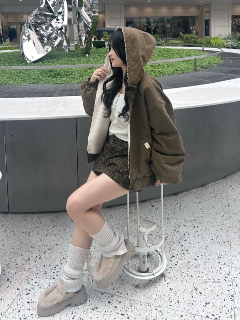 ホワイト系のTシャツ/カットソー、ブラウン系のブルゾンを着用したレディースの秋コーディネートの3枚目の写真