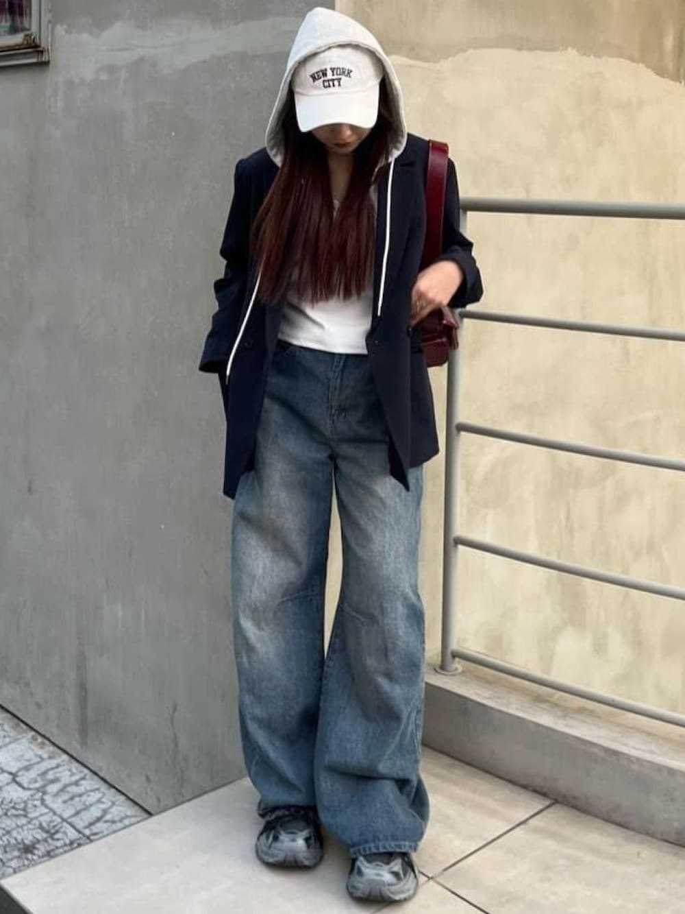 「レイカズン(Ray Cassin)、スニーカーコーデ、スニーカー、デニム、ジャケットコーデ、春コーデ、骨格ストレート、骨格ウェーブ」|「RAY CASSINのフード付テーラージャケット(テーラードジャケット、ブルー系)」を使った、RAYCASSIN_officialさん(レディース・158cm)の冬コーディネートの2枚目の写真