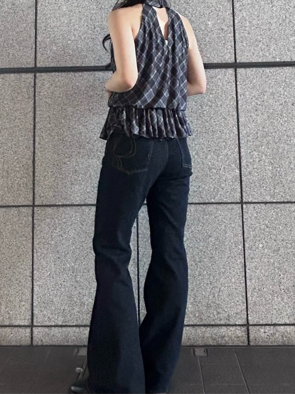 「デニム、タンクトップ、ノースリーブ、きれいめカジュアル、大人可愛い、大人コーデ、きれいめコーデ、オトナカワイイ、フレアデニム、骨格ストレート、骨スト、チェック、ブラウス、ブラウス×デニム」｜「RAY CASSINの【ウエスト調節可/2サイズ展開】フレアデニムパンツ（デニムパンツ、ブルー系）」を使った、RAYCASSIN_officialさん（骨格ストレート・レディース・159cm）の夏コーディネートの2枚目の写真
