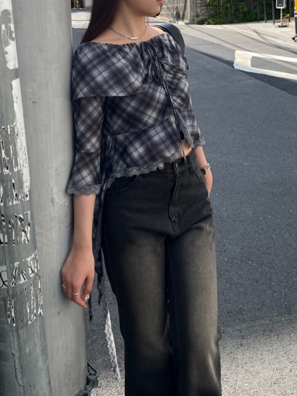 ブラック系のシャツ/ブラウス、ブラウン系のデニムパンツ、ホワイト系のその他シューズを着用したレディースの春コーディネートの4枚目の写真