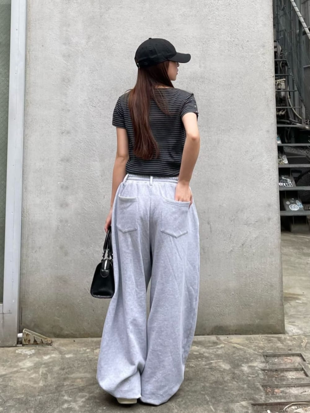 グレー系のTシャツ/カットソーを着用したレディースの春コーディネートの2枚目の写真