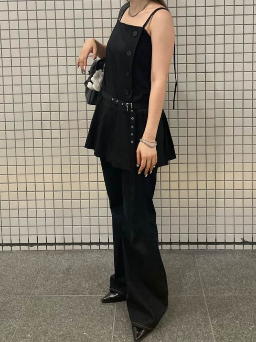「骨格ストレート、骨スト、デニム、フレアデニム、キャミワンピ、キャミワンピース、ストライブ、ワンピース、レイヤードスタイル、おでかけコーデ、オトナ女子、きれいめカジュアル、夏コーデ」｜「RAY CASSINの【ウエスト調節可/2サイズ展開】フレアデニムパンツ（デニムパンツ、ブルー系）」を使った、RAYCASSIN_officialさん（骨格ストレート・レディース・156cm）の夏コーディネートの3枚目の写真