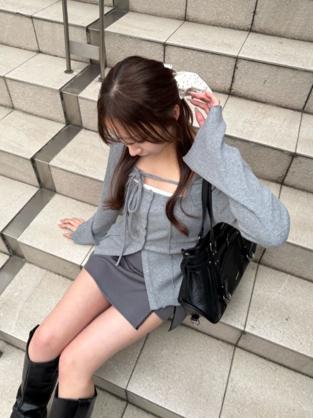 グレー系のスカート、グレー系のTシャツ/カットソーを着用したレディースの春コーディネートの2枚目の写真