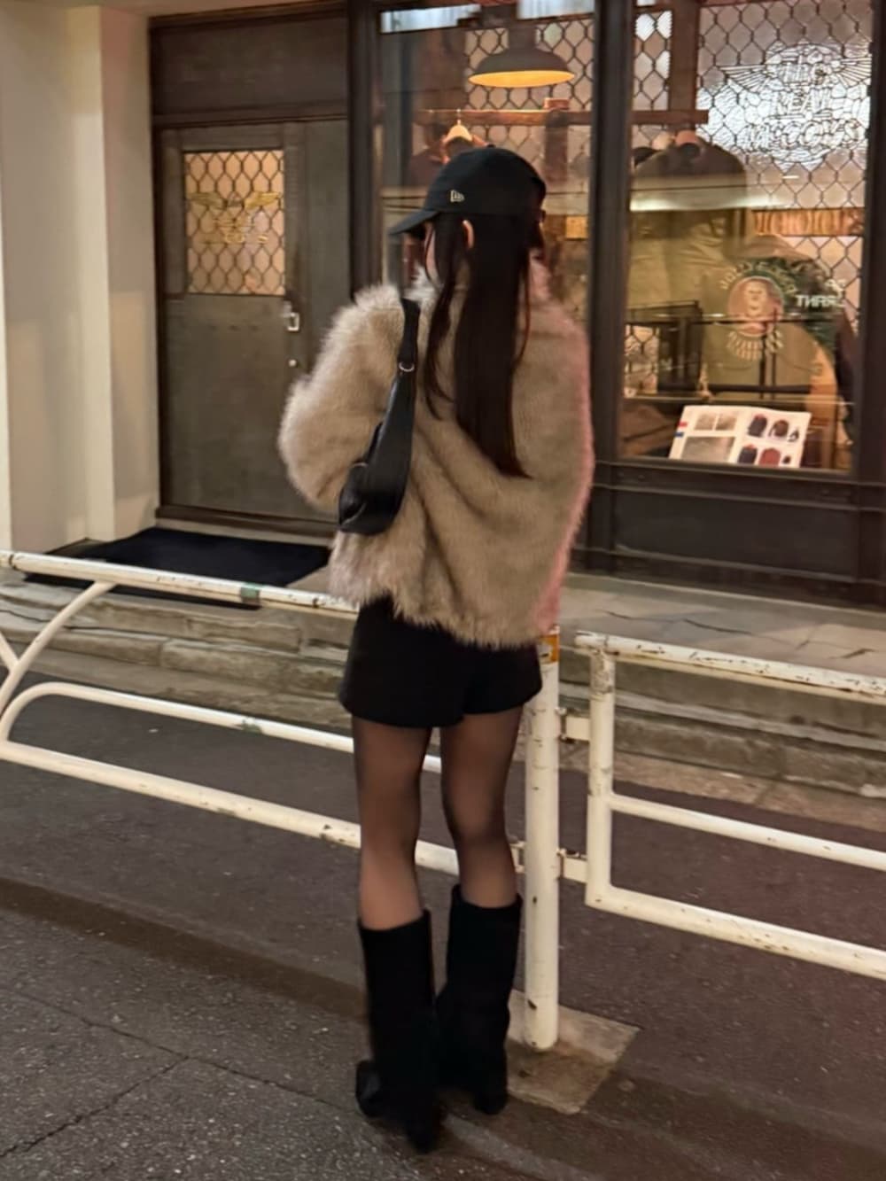 ホワイト系のブルゾン、ホワイト系のブルゾンを着用したレディースの秋コーディネートの2枚目の写真