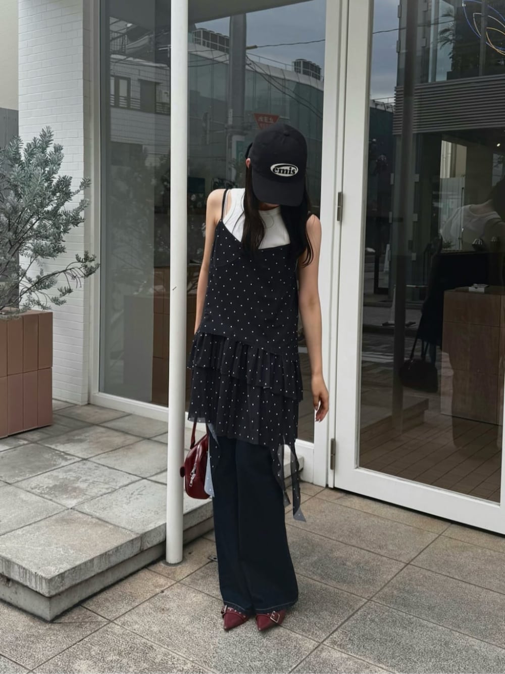 「デニム、ノースリーブ、ワンピース、休日スタイル、お出かけコーデ、夏コーデ、大人かわいい、大人ガーリー、フェミニンコーデ、骨格ストレート、骨スト、キャミワンピ、ドット、フレアデニム」｜「RAY CASSINの【ウエスト調節可/2サイズ展開】フレアデニムパンツ（デニムパンツ、ブルー系）」を使った、RAYCASSIN_officialさん（骨格ストレート・レディース・158cm）の夏コーディネートの2枚目の写真