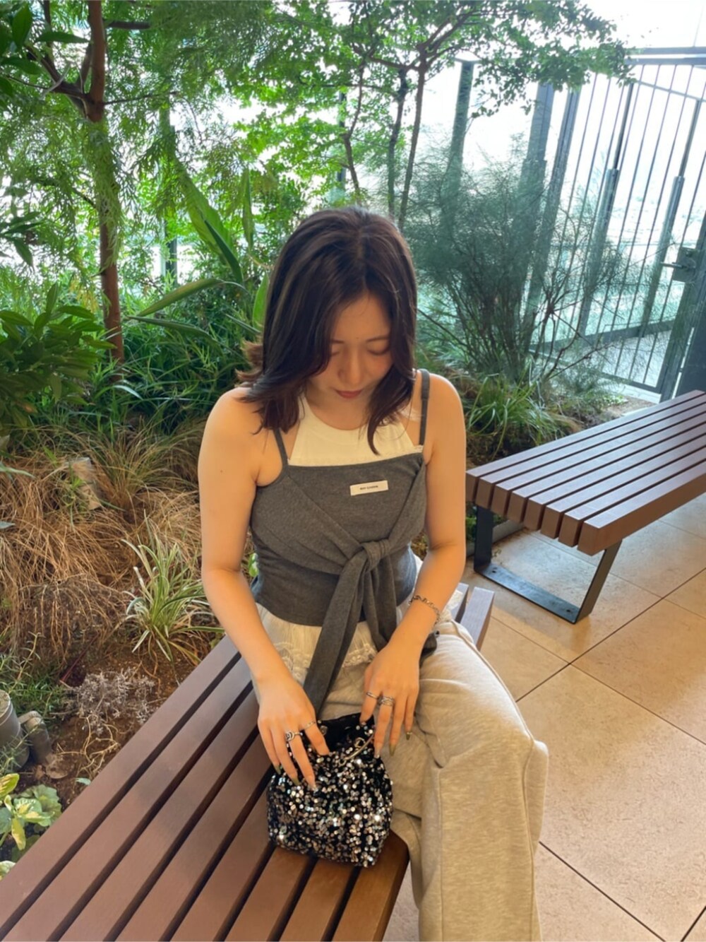 グレー系のスウェットパンツ、グレー系のキャミソールを着用したレディースの夏コーディネートの3枚目の写真