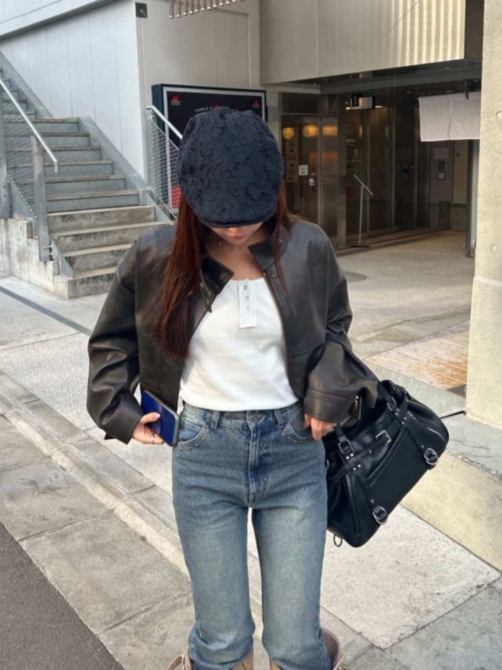 ブラウン系のその他アウター、イエロー系のブーツ、ブルー系のデニムパンツを着用したレディースの冬コーディネートの3枚目の写真