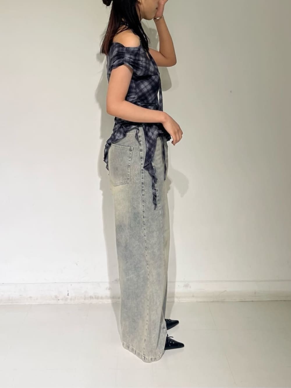 ブルー系のデニムパンツ、ブラック系のその他シューズ、ブラック系のTシャツ/カットソーを着用したレディースの夏コーディネートの2枚目の写真