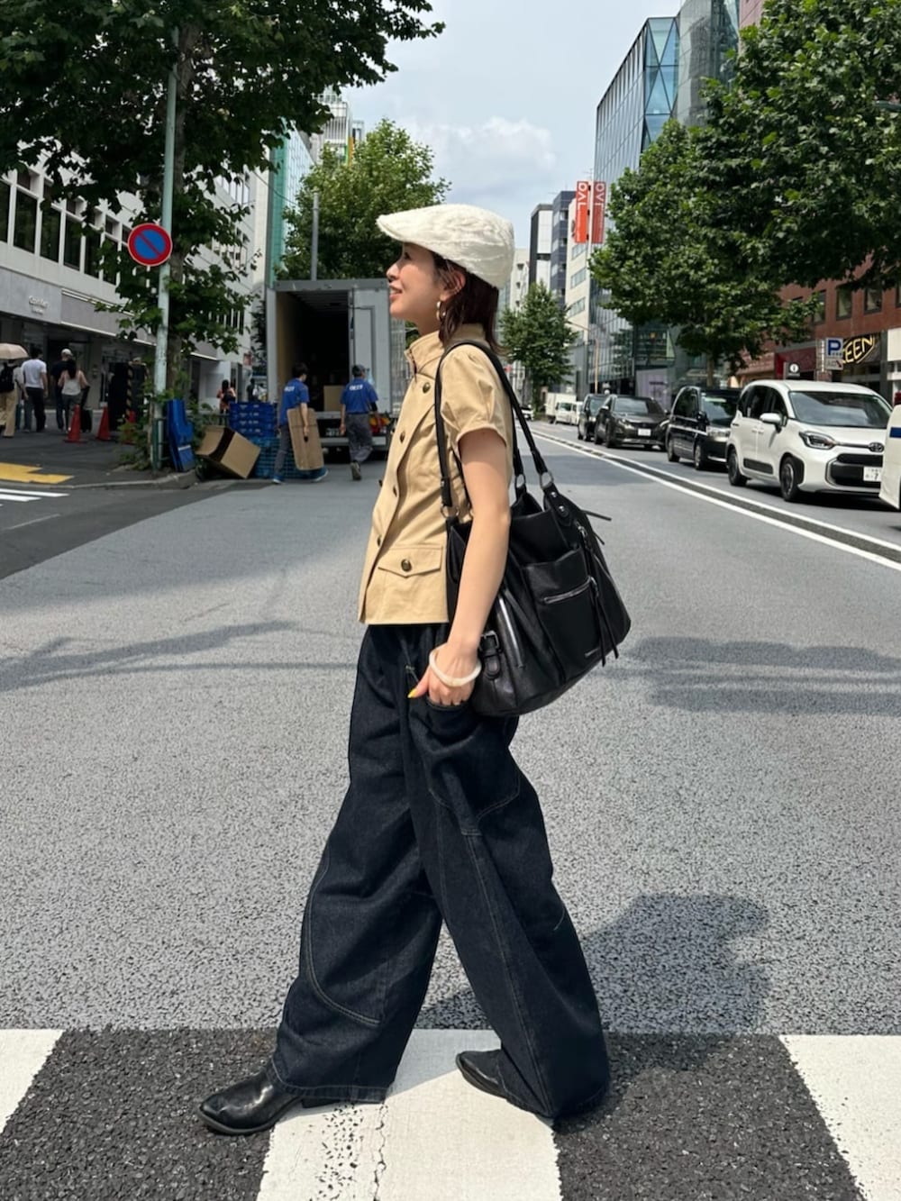 ブルー系のデニムパンツ、ベージュ系のシャツ/ブラウス、ベージュ系のシャツ/ブラウスを着用したレディースの夏コーディネートの2枚目の写真
