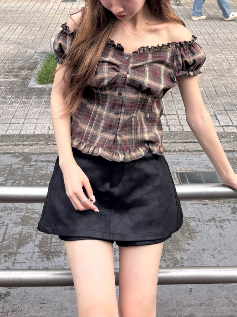 ブラウン系のシャツ/ブラウス、ブラック系のスカートを着用したレディースの秋コーディネートの2枚目の写真