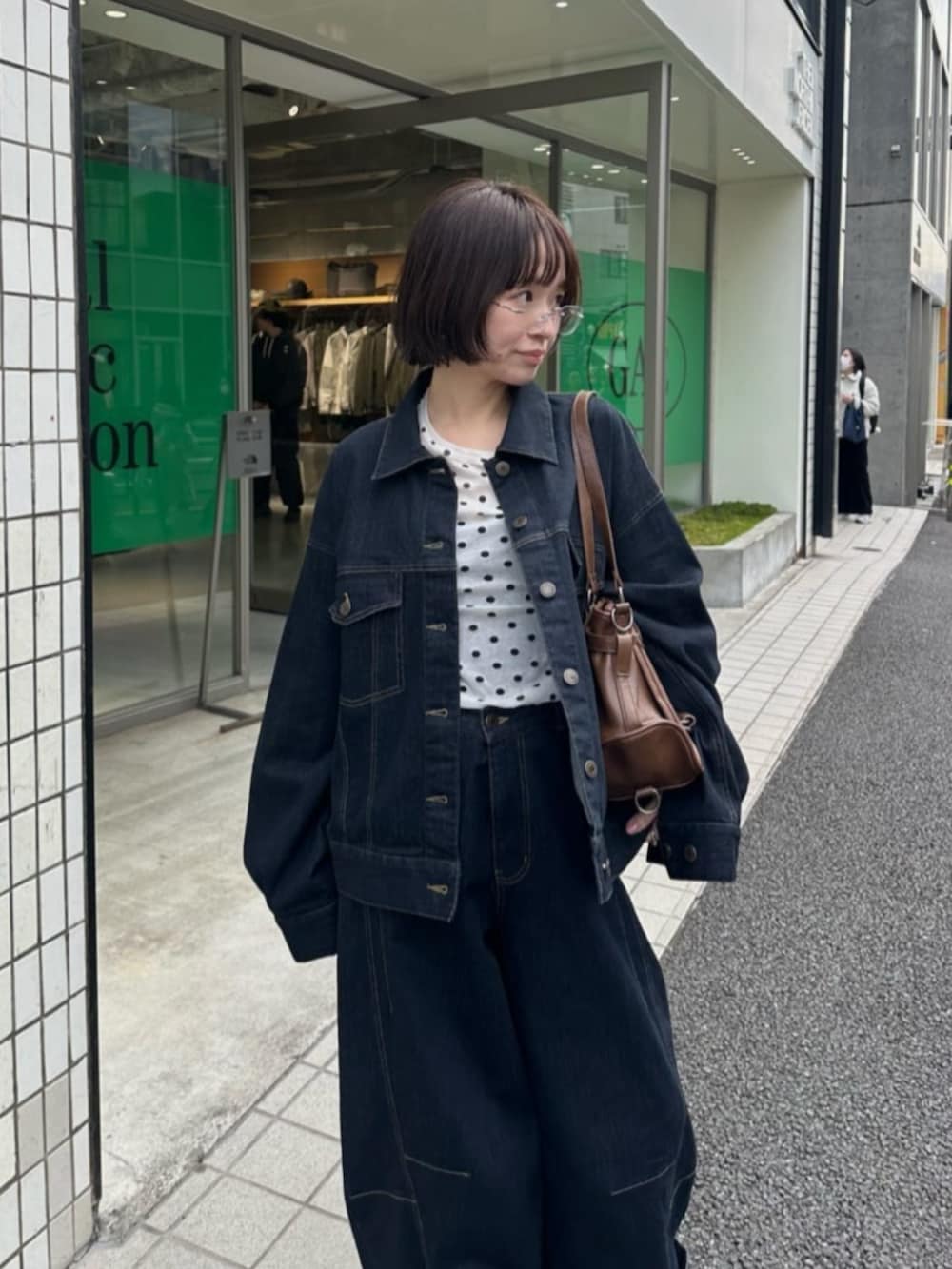 ブルー系のデニムジャケット、ブルー系のデニムパンツを着用したレディースの冬コーディネートの3枚目の写真