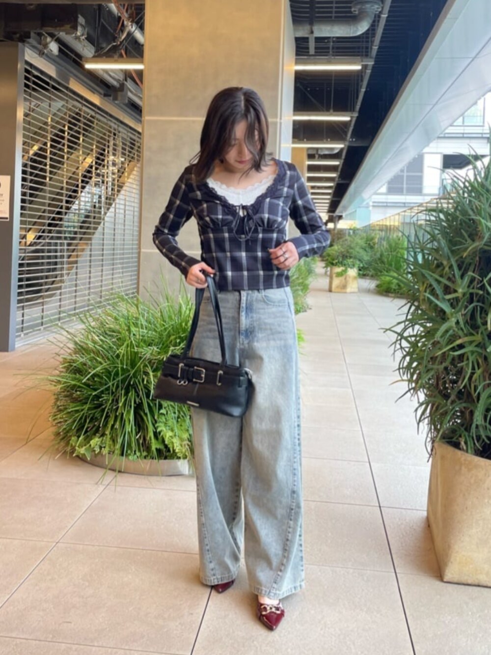 ブラック系のTシャツ/カットソーを着用したレディースの秋コーディネートの2枚目の写真