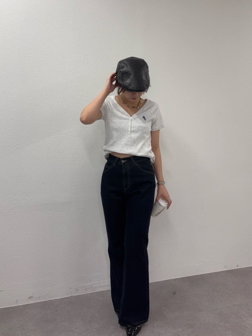 ホワイト系のTシャツ/カットソー、ブルー系のデニムパンツ、ブラック系のハンチング/ベレー帽を着用したレディースの夏コーディネートの3枚目の写真