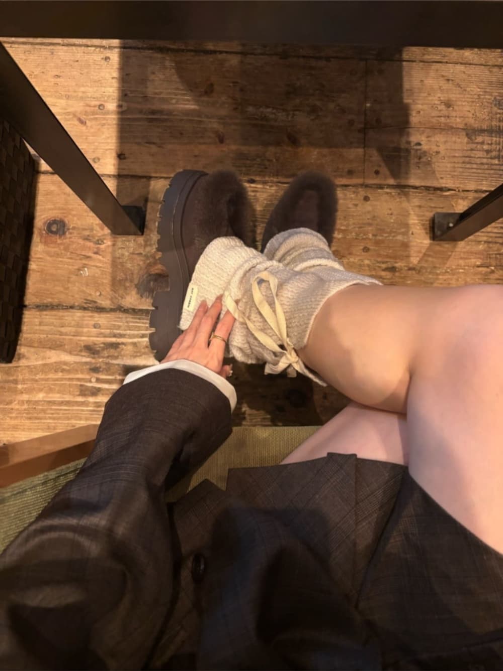 ホワイト系のキャミソール、ブラウン系のスカート、ブラウン系のトートバッグを着用したレディースの秋コーディネートの2枚目の写真