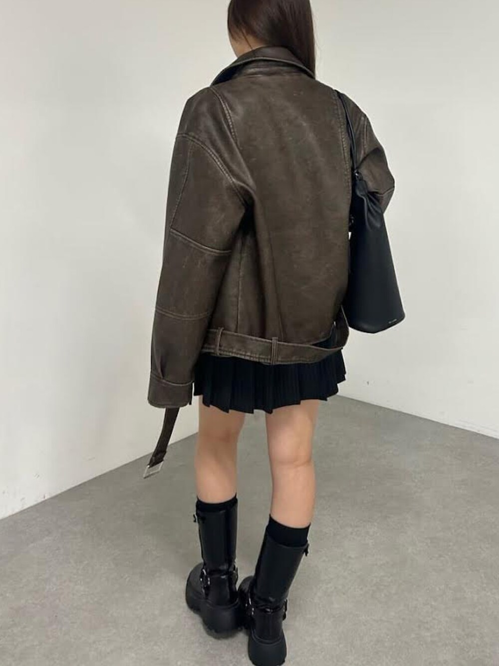 ブラウン系のその他アウターを着用したレディースの秋コーディネートの3枚目の写真