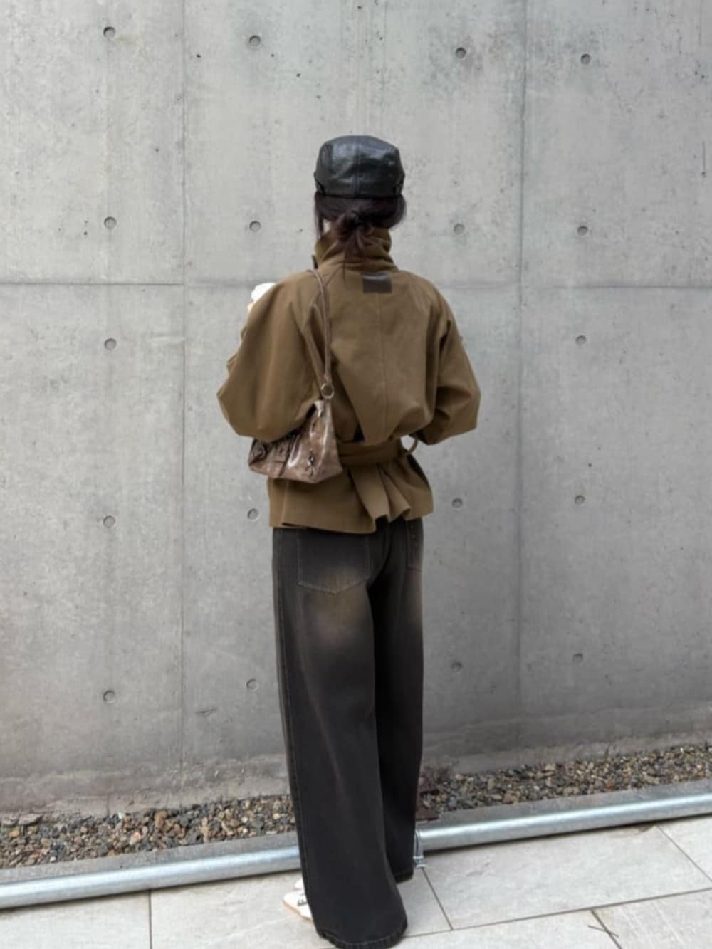 グレー系のTシャツ/カットソー、ブラック系のデニムパンツを着用したレディースの春コーディネートの2枚目の写真