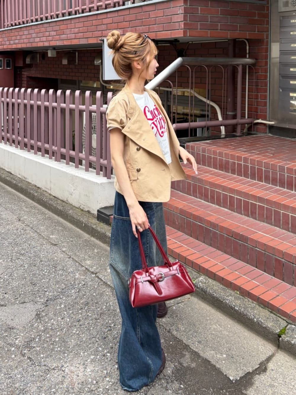 ブルー系のデニムパンツ、ベージュ系のシャツ/ブラウス、ベージュ系のシャツ/ブラウスを着用したレディースの夏コーディネートの3枚目の写真