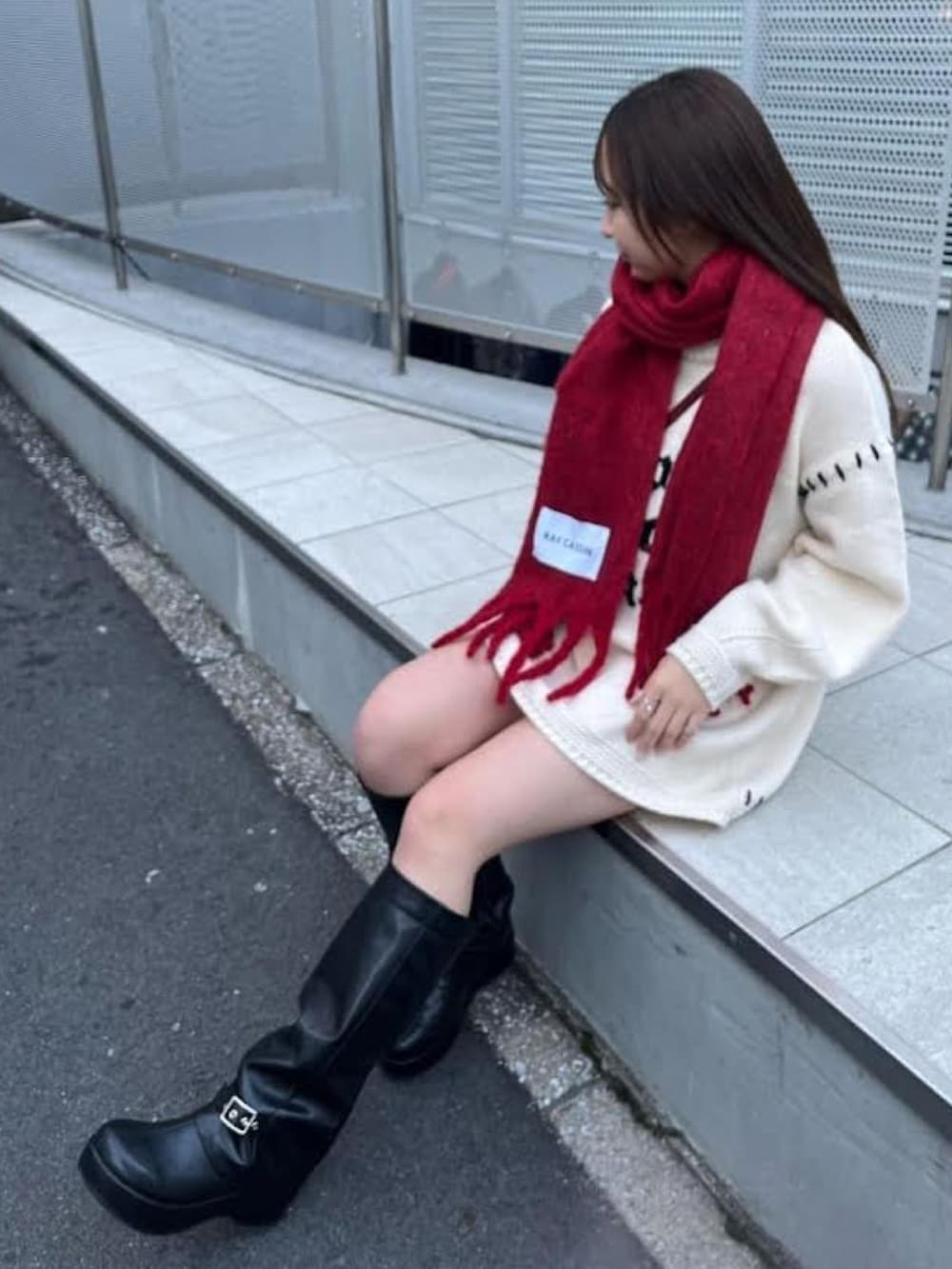「マフラーコーデ、赤マフラー、ニット、大人女子、ゆるコーデ、ロングブーツ、大人ガーリー、アディダスオリジナルス、Ray Cassin」|「RAY CASSINの【マストアイテム】デカネームボリュームマフラー(マフラー、レッド系)」を使った、RAYCASSIN_officialさん(レディース・157cm)の秋コーディネートの2枚目の写真