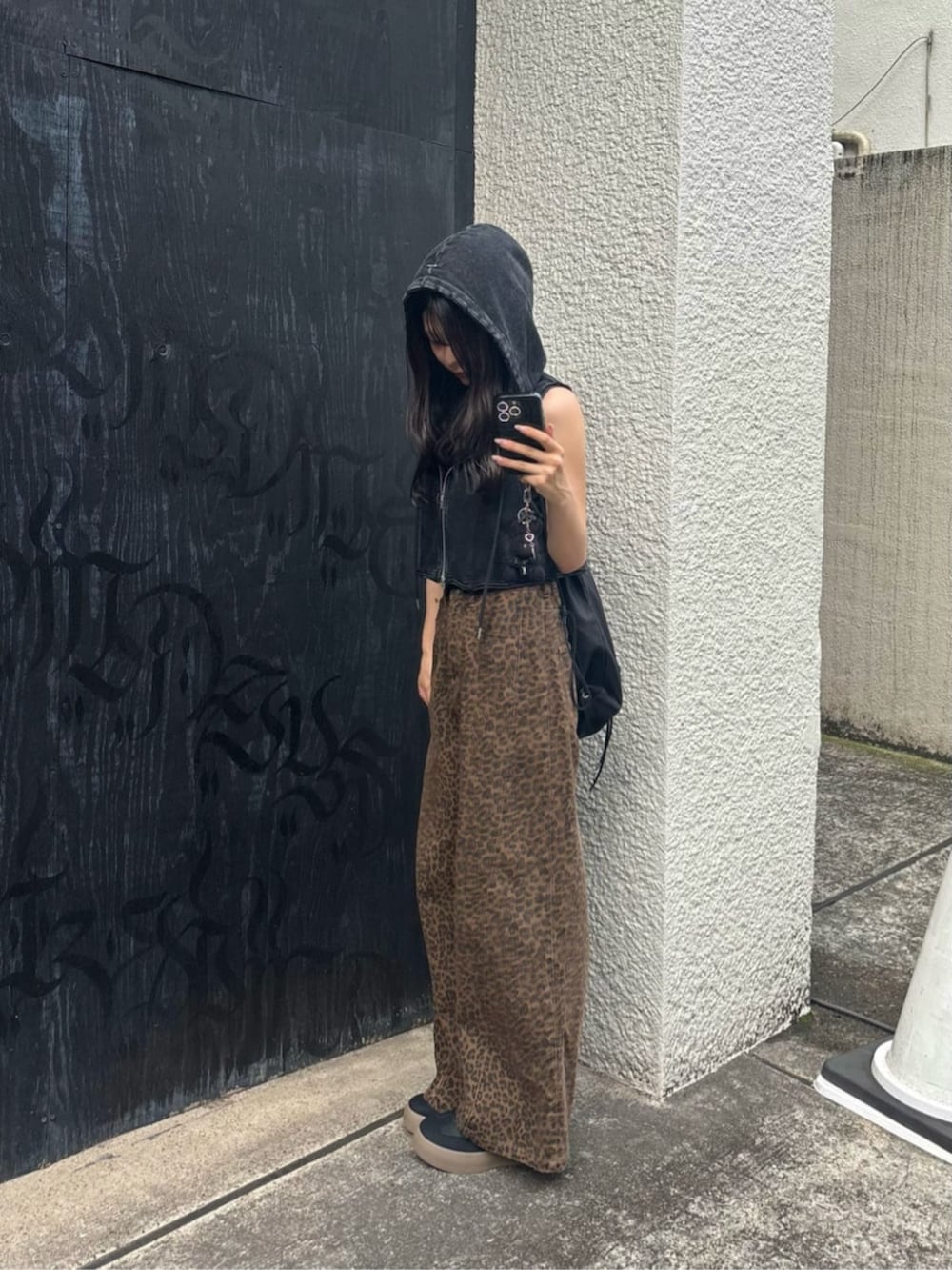「ワイドパンツ、レオパード、ひょう柄、骨格ストレート、骨スト、夏コーデ、夏コーデ、カジュアルスタイル、大人カジュアルコーデ、ワイドデニム、150cm台コーデ」｜「RAY CASSINの【ウエスト調節可】サイド切替ワイドデニムパンツ（デニムパンツ、ブラウン系）」を使った、RAYCASSIN_officialさん（骨格ストレート・レディース・158cm）の夏コーディネートの2枚目の写真