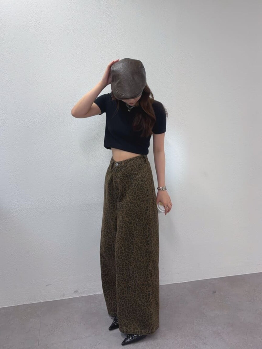 ブラック系のその他シューズ、ブラウン系のデニムパンツ、ブラウン系のハンチング/ベレー帽を着用したレディースの夏コーディネートの3枚目の写真