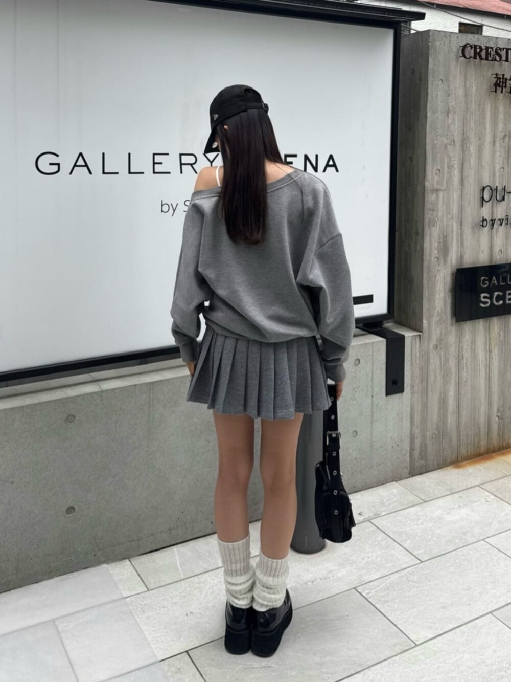 グレー系のスウェット、グレー系のスカートを着用したレディースの秋コーディネートの3枚目の写真