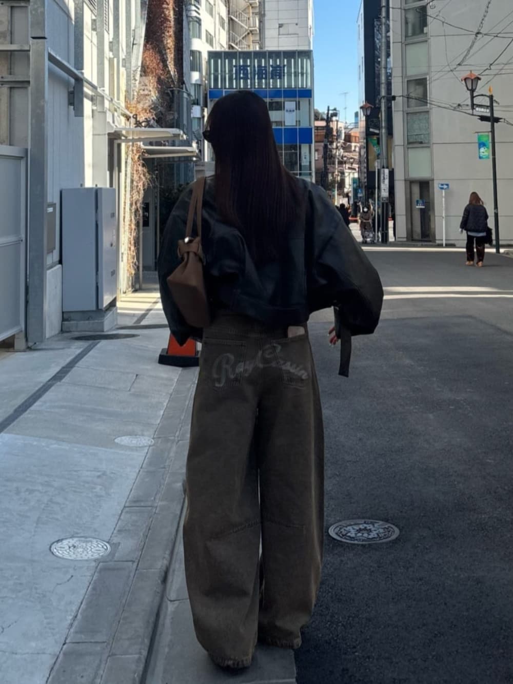 ブラック系のその他シューズ、ベージュ系のデニムパンツ、ブラウン系のその他アウターを着用したレディースの冬コーディネートの3枚目の写真