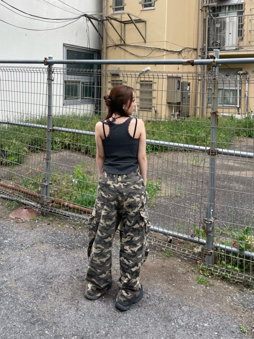 「大人カジュアルコーデ、夏コーデ、骨格ウェーブ、迷彩パンツ、迷彩、タンクトップコーデ、タンクトップ、ロゴ」｜「RAY CASSINのデニムカーゴパンツ（デニムパンツ、ベージュ系）」を使った、RAYCASSIN_officialさん（骨格ウェーブ・レディース・158cm）の春コーディネートの3枚目の写真