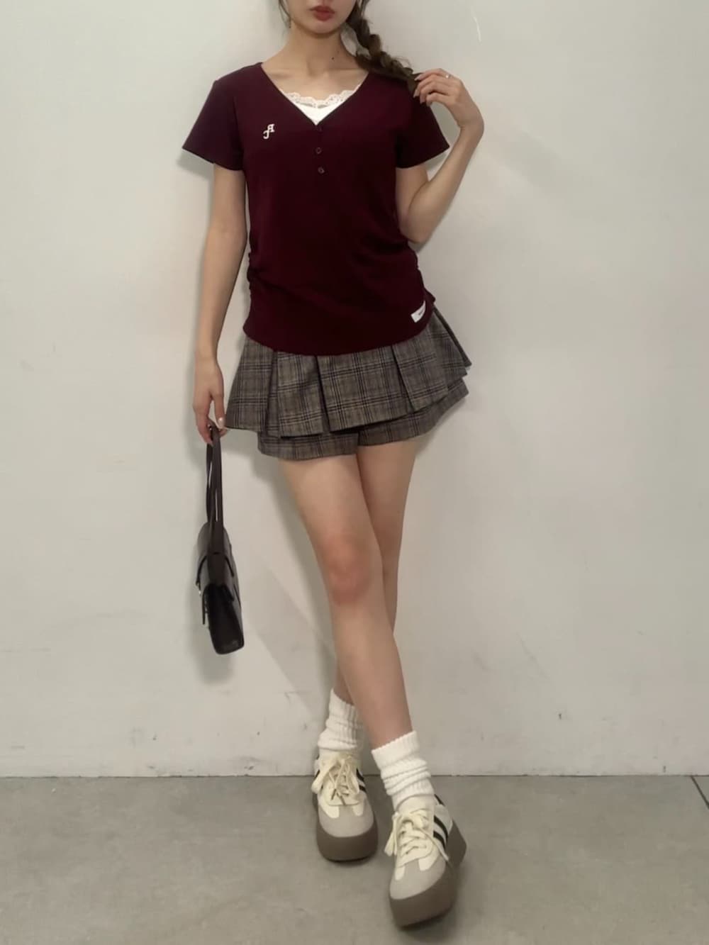 ホワイト系のキャミソール、レッド系のTシャツ/カットソーを着用したレディースの夏コーディネートの4枚目の写真