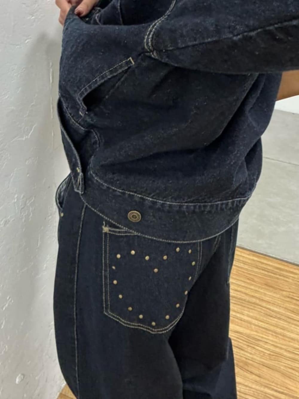 ブラック系のTシャツ/カットソー、ブルー系のブルゾン、ブルー系のデニムパンツを着用したレディースの秋コーディネートの3枚目の写真