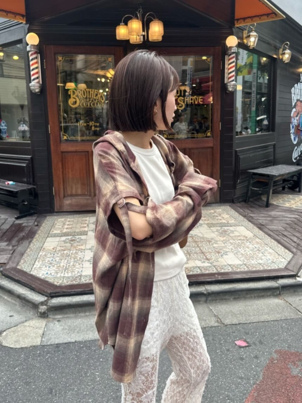 ベージュ系のその他パンツ、イエロー系のショルダーバッグ、ブラウン系のシャツ/ブラウスを着用したレディースの秋コーディネートの2枚目の写真