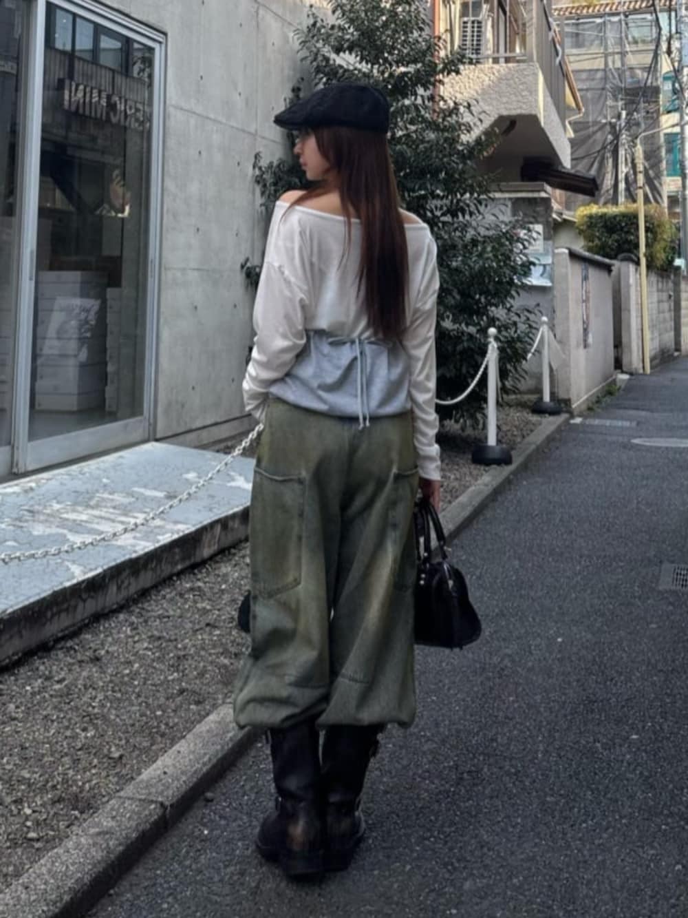 ブラック系のショルダーバッグ、グレー系のTシャツ/カットソー、ブラウン系のメガネを着用したレディースの春コーディネートの3枚目の写真