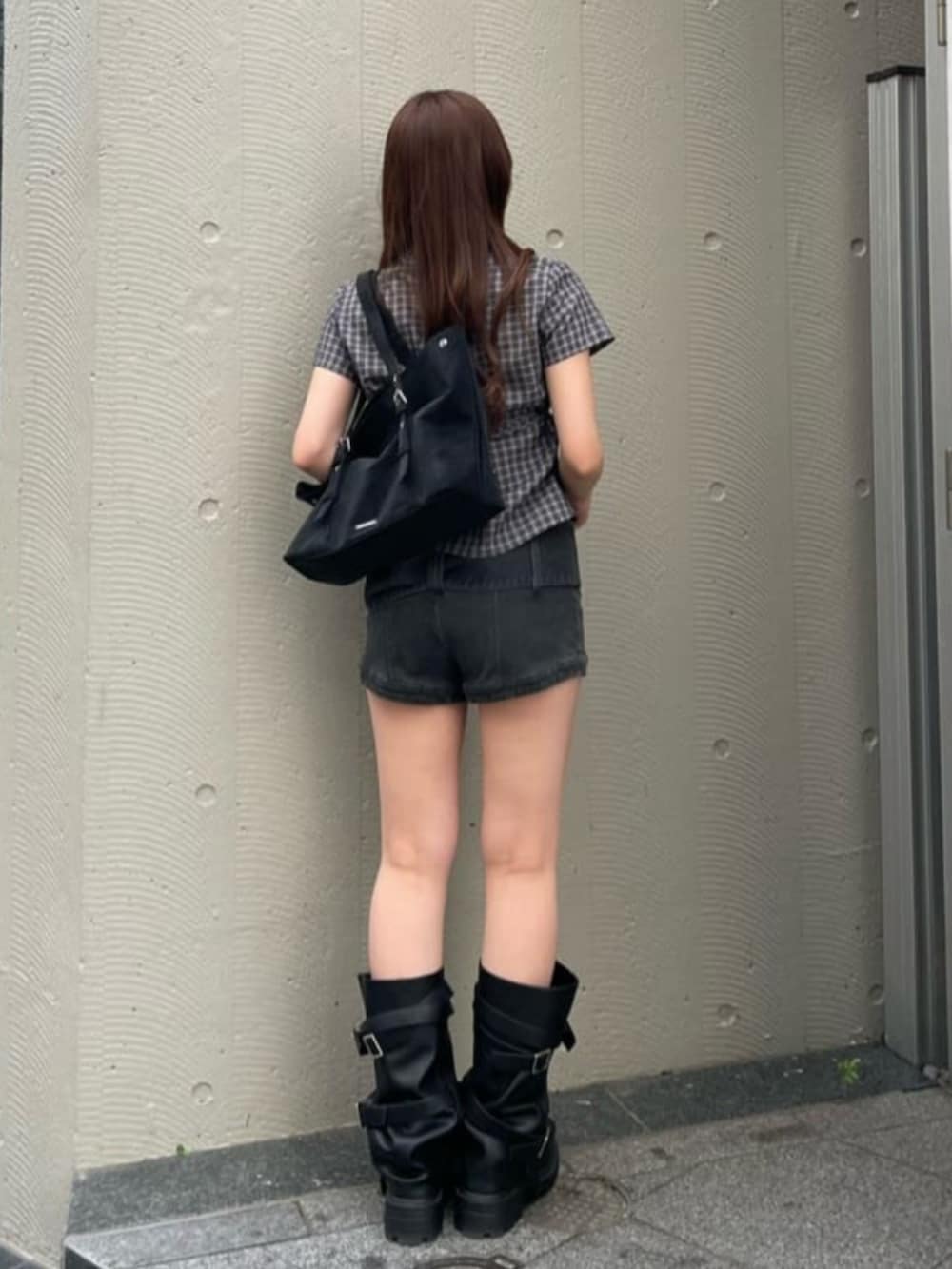 ブラック系のその他パンツ、ブルー系のシャツ/ブラウスを着用したレディースの夏コーディネートの2枚目の写真