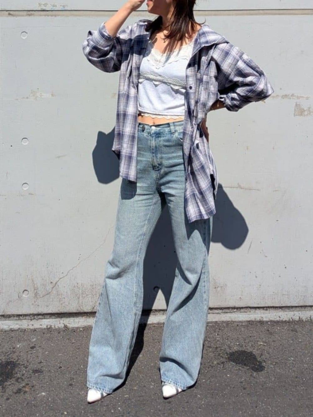 「柄シャツ、夏コーデ、夏服コーデ、おでかけコーデ、シャツ/ブラウス、シンプルカジュアル、デニム、フレアデニム、骨格ナチュラル、ミュール、チェック、チェックシャツ、キャミソール、レース」｜「RAY CASSINの【ウエスト調節可】フレアデニムパンツ（デニムパンツ、ブルー系）」を使った、RAYCASSIN_officialさん（骨格ナチュラル・レディース・158cm）の夏コーディネートの2枚目の写真