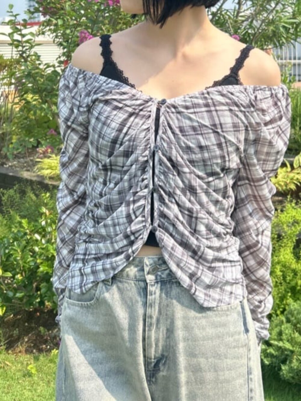 ブルー系のデニムパンツ、ブラック系のシャツ/ブラウスを着用したレディースの秋コーディネートの2枚目の写真