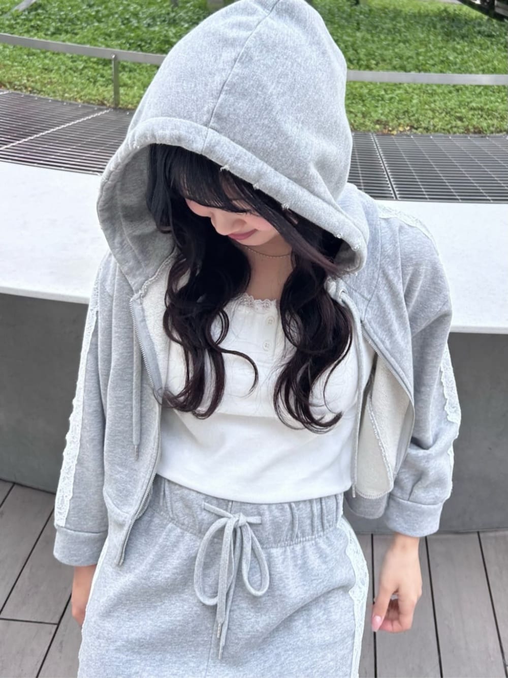 「夏コーデ、夏服コーデ、休日スタイル、シンプルスタイル、シンプルカジュアル、スウェット、スウェットセットアップ、レース、キャミソール、ミュール、骨格ストレート、骨スト」｜「RAY CASSINの【カップ付き】レース付ヘンリーキャミ（キャミソール、ホワイト系）」を使った、RAYCASSIN_officialさん（骨格ストレート・レディース・159cm）の夏コーディネートの2枚目の写真