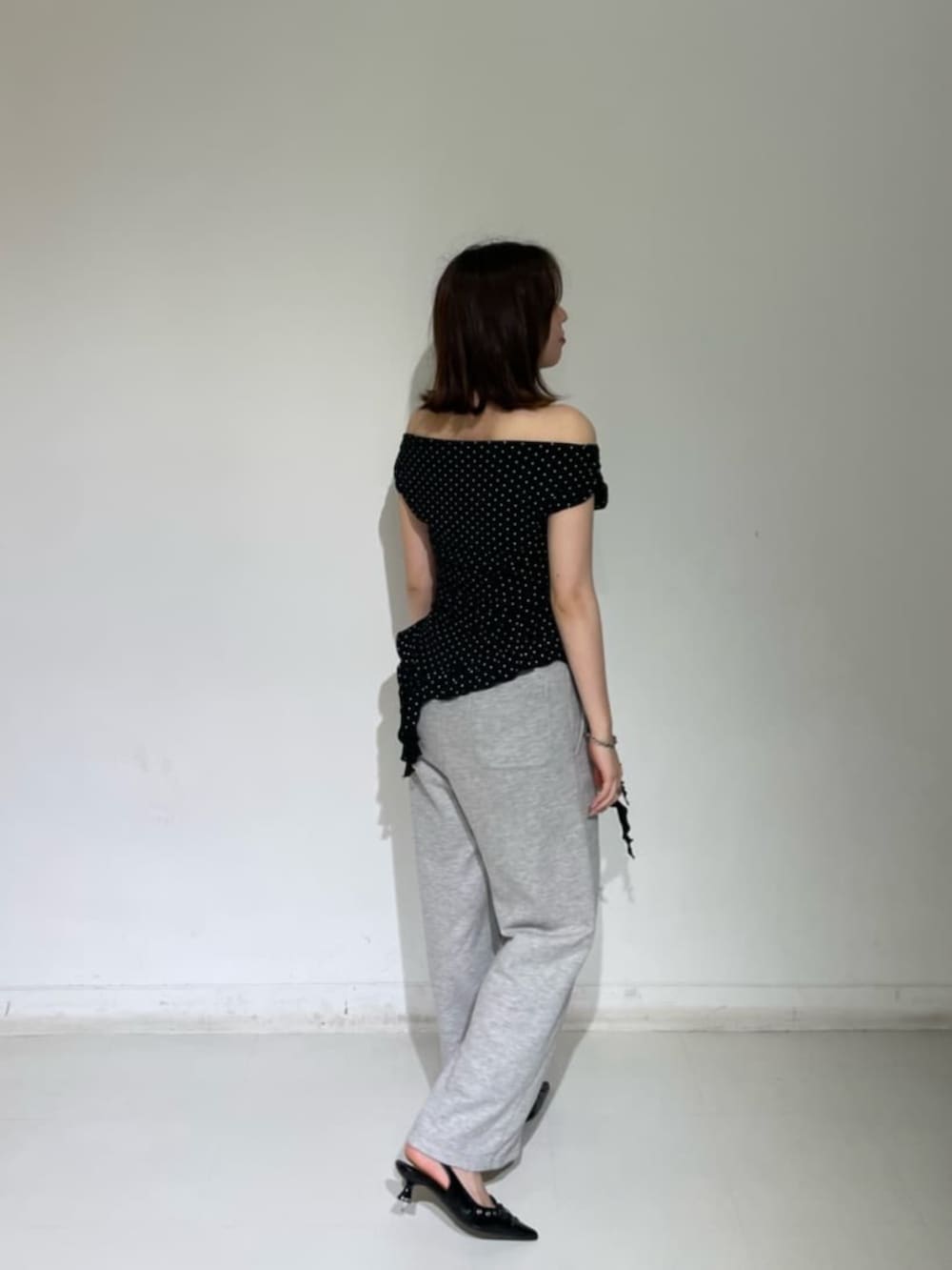 グレー系のスウェットパンツ、ブラック系のTシャツ/カットソー、ブラック系のその他シューズを着用したレディースの夏コーディネートの2枚目の写真