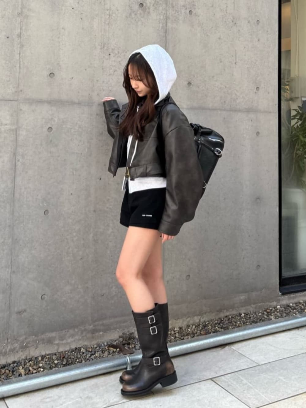 ブラウン系のその他アウター、ブラック系のその他パンツ、ホワイト系のパーカーを着用したレディースの冬コーディネートの2枚目の写真