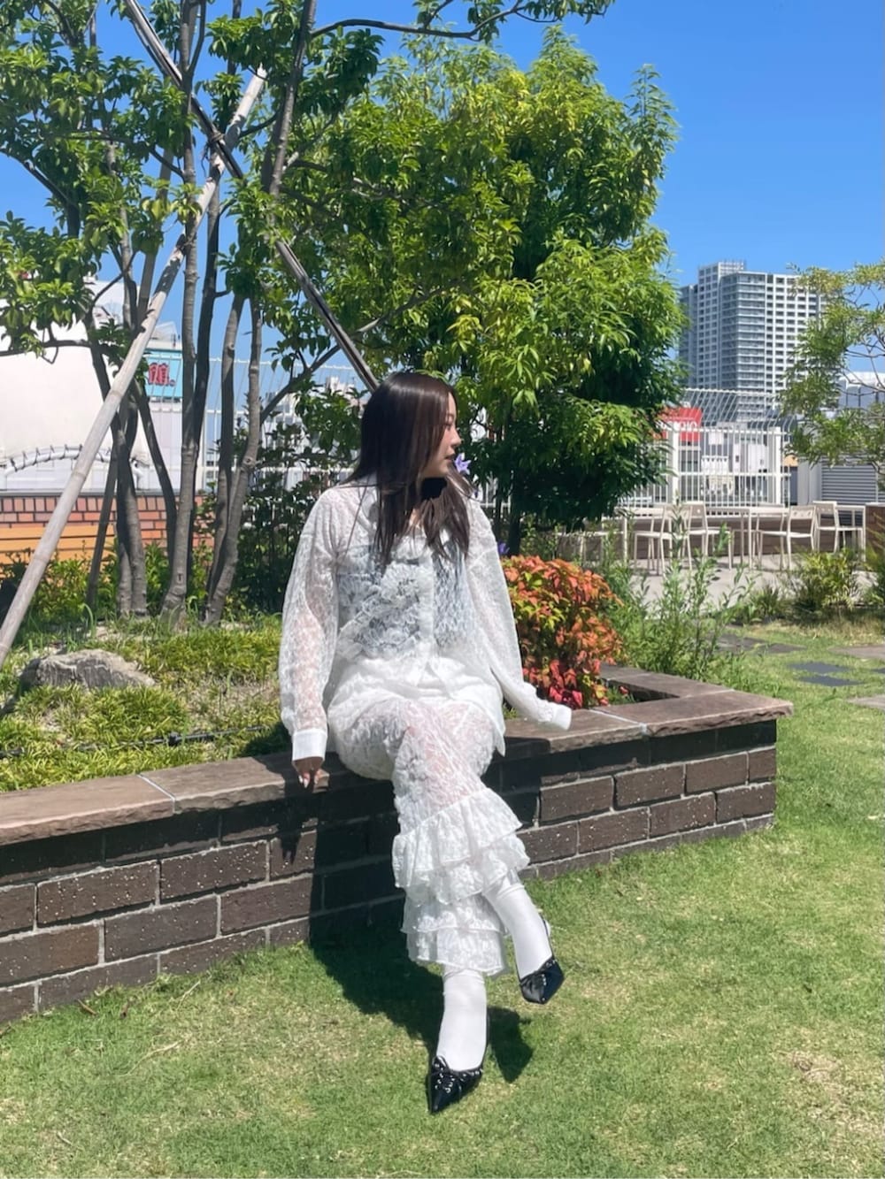「セットアップ、フリル、夏コーデ、シャツスタイル、お出かけコーデ、ホワイト、骨格ウェーブ、レース、レーストップス、レースパンツ、ミュール」｜「RAY CASSINの【セットアップ対応】レースシャツ（シャツ/ブラウス、ホワイト系）」を使った、RAYCASSIN_officialさん（骨格ウェーブ・レディース・160cm）の夏コーディネートの2枚目の写真
