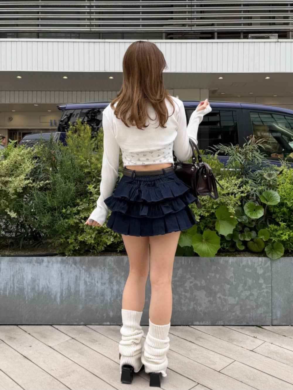 ホワイト系のTシャツ/カットソー、ブラック系のその他シューズ、ブルー系のスカートを着用したレディースの春コーディネートの3枚目の写真