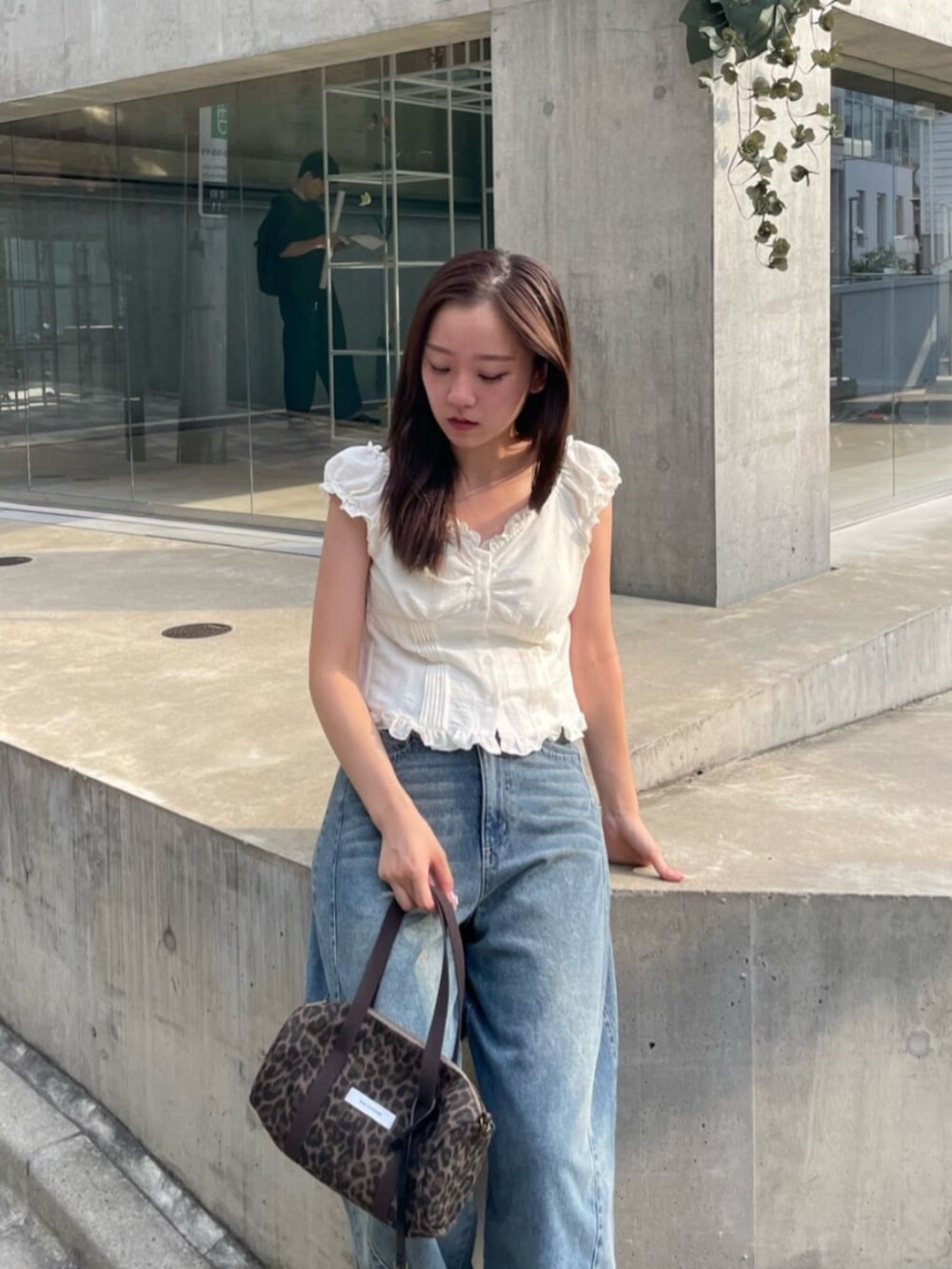 ホワイト系のシャツ/ブラウスを着用したレディースの秋コーディネートの3枚目の写真