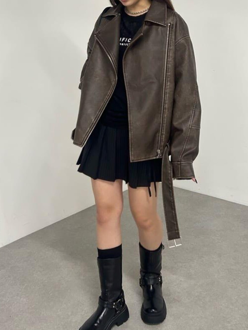 ブラウン系のその他アウターを着用したレディースの秋コーディネートの2枚目の写真