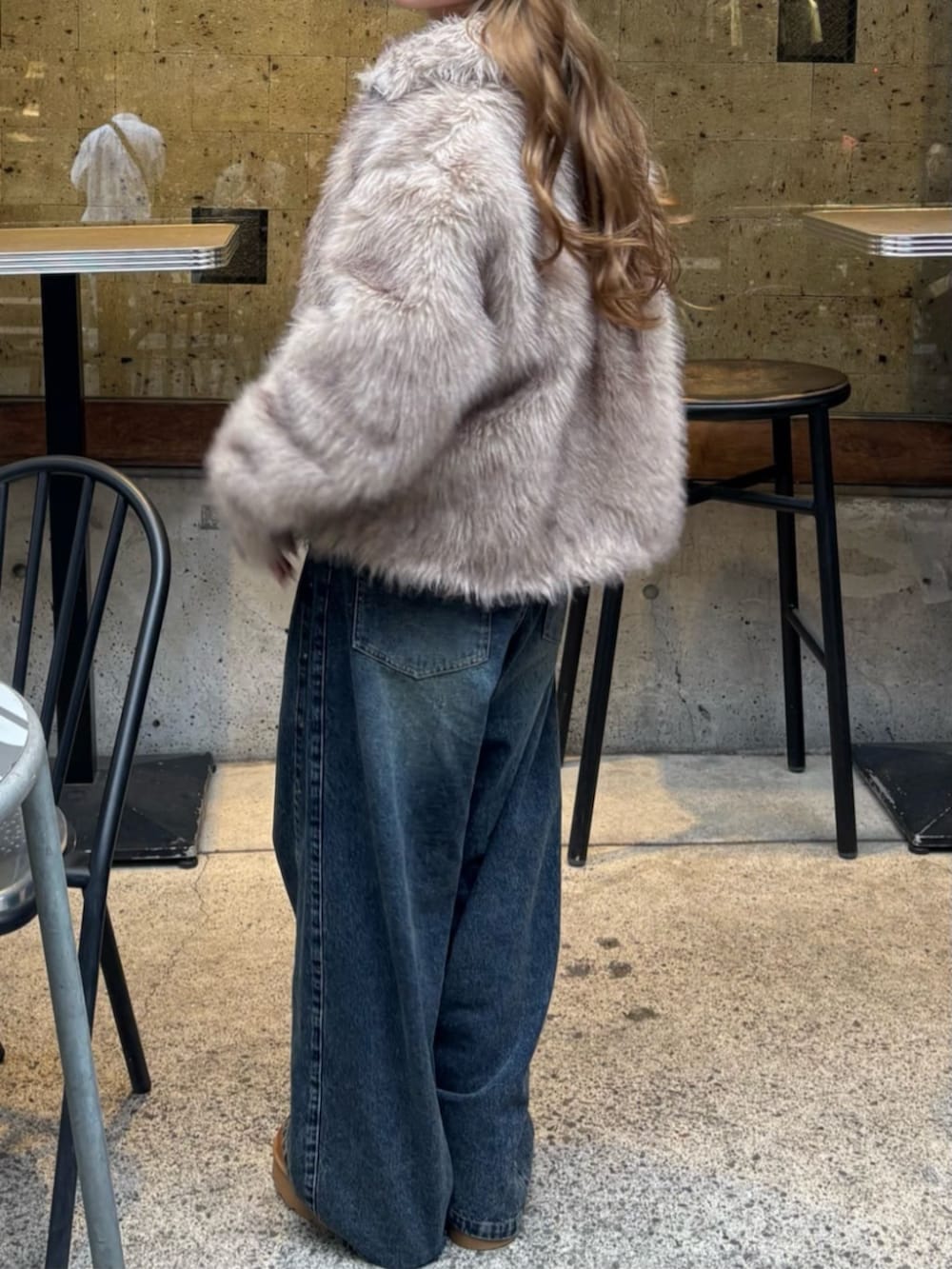 ホワイト系のTシャツ/カットソー、イエロー系のブーツ、ホワイト系のブルゾンを着用したレディースの秋コーディネートの3枚目の写真