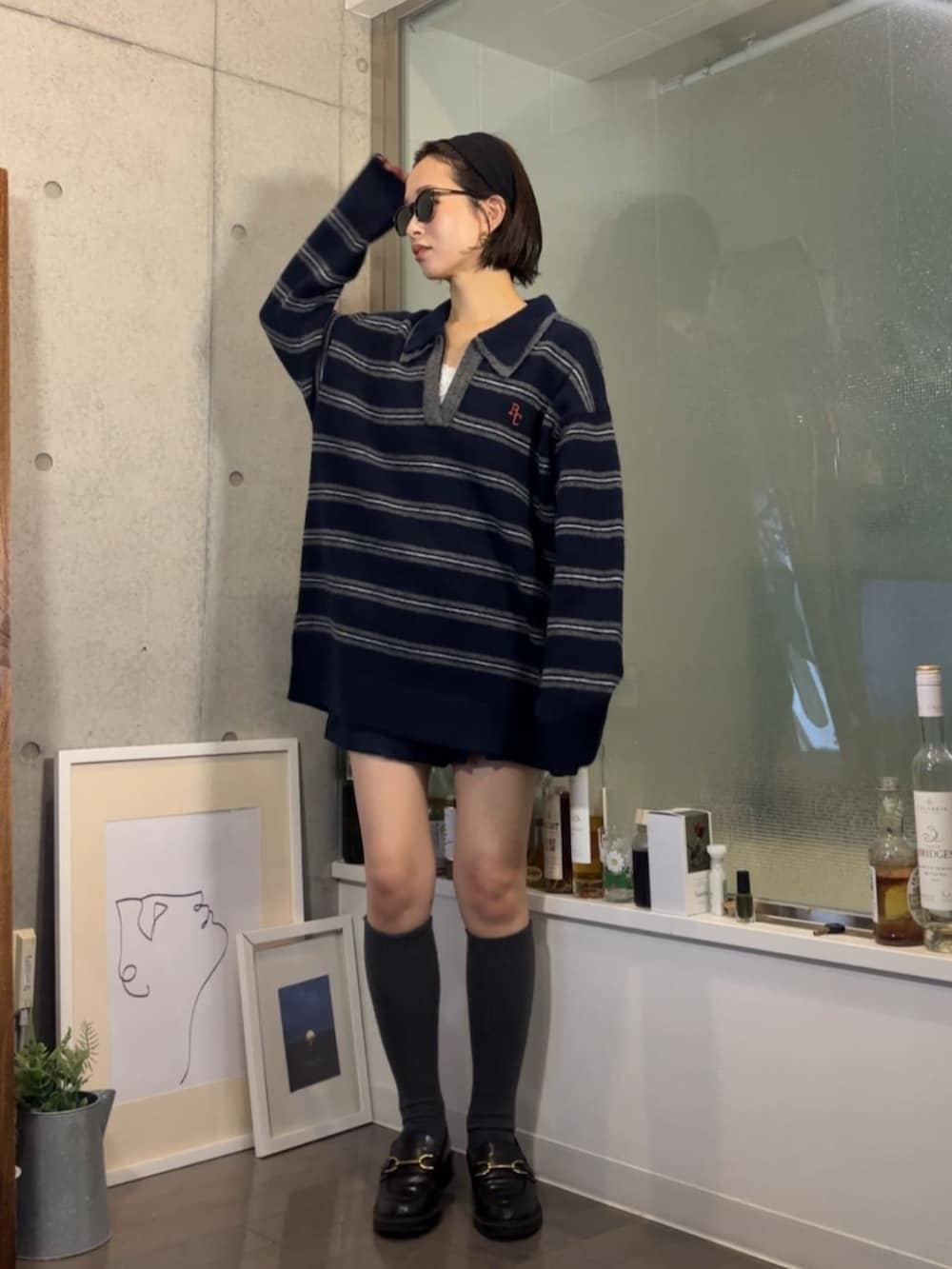 ブルー系のニット/セーターを着用したレディースの秋コーディネートの2枚目の写真