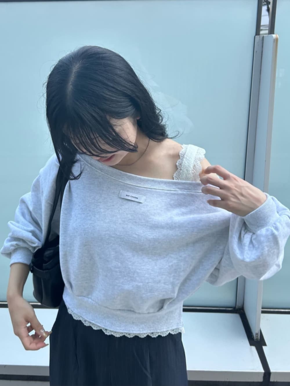 ブルー系のその他パンツ、ホワイト系のスウェットを着用したレディースの秋コーディネートの2枚目の写真