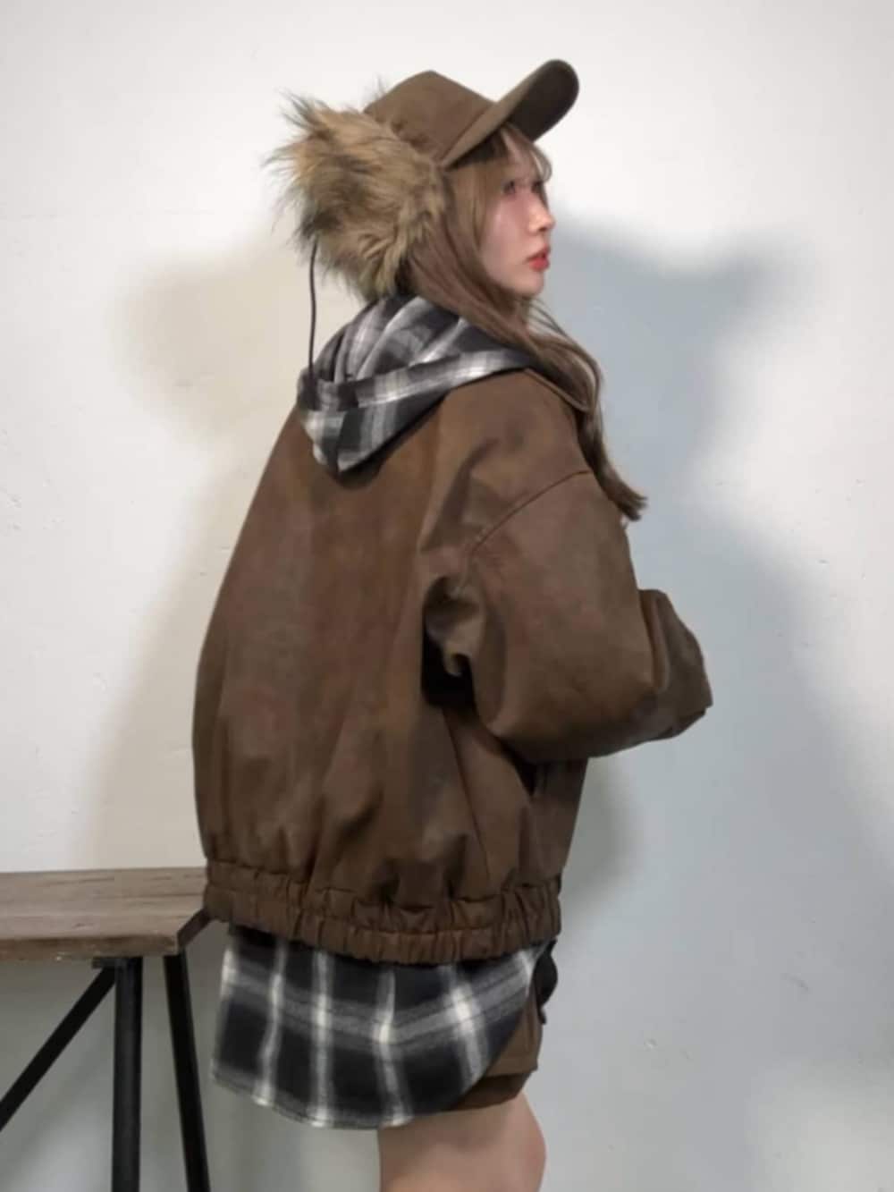 ブラック系のシャツ/ブラウス、ベージュ系のスカートを着用したレディースの秋コーディネートの2枚目の写真