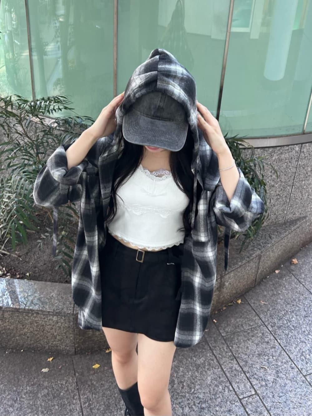 ホワイト系のキャミソール、ブラック系のスカート、ブラック系のシャツ/ブラウスを着用したレディースの秋コーディネートの2枚目の写真