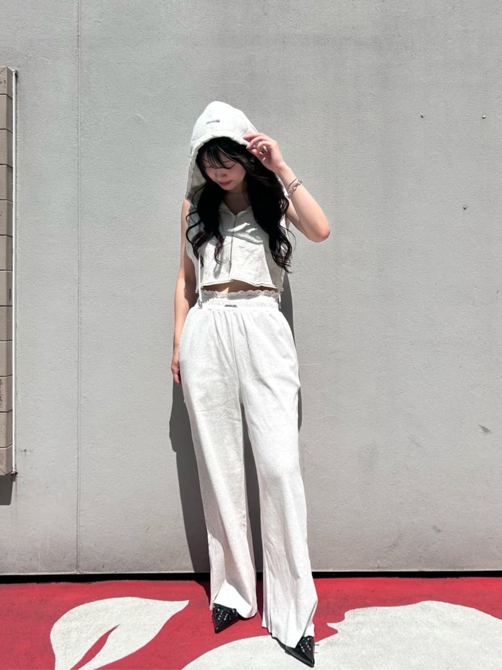 ブラック系のその他シューズ、ホワイト系のTシャツ/カットソー、ホワイト系のスウェットパンツを着用したレディースの夏コーディネートの3枚目の写真