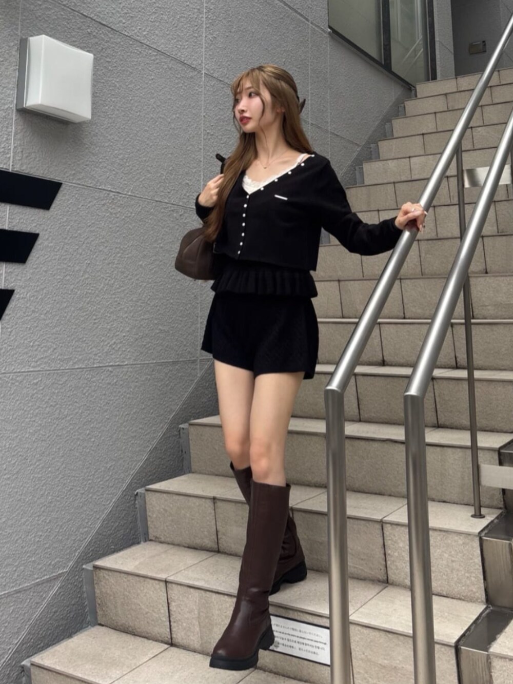 ホワイト系のキャミソール、ブラック系のカーディガン/ボレロを着用したレディースの秋コーディネートの2枚目の写真