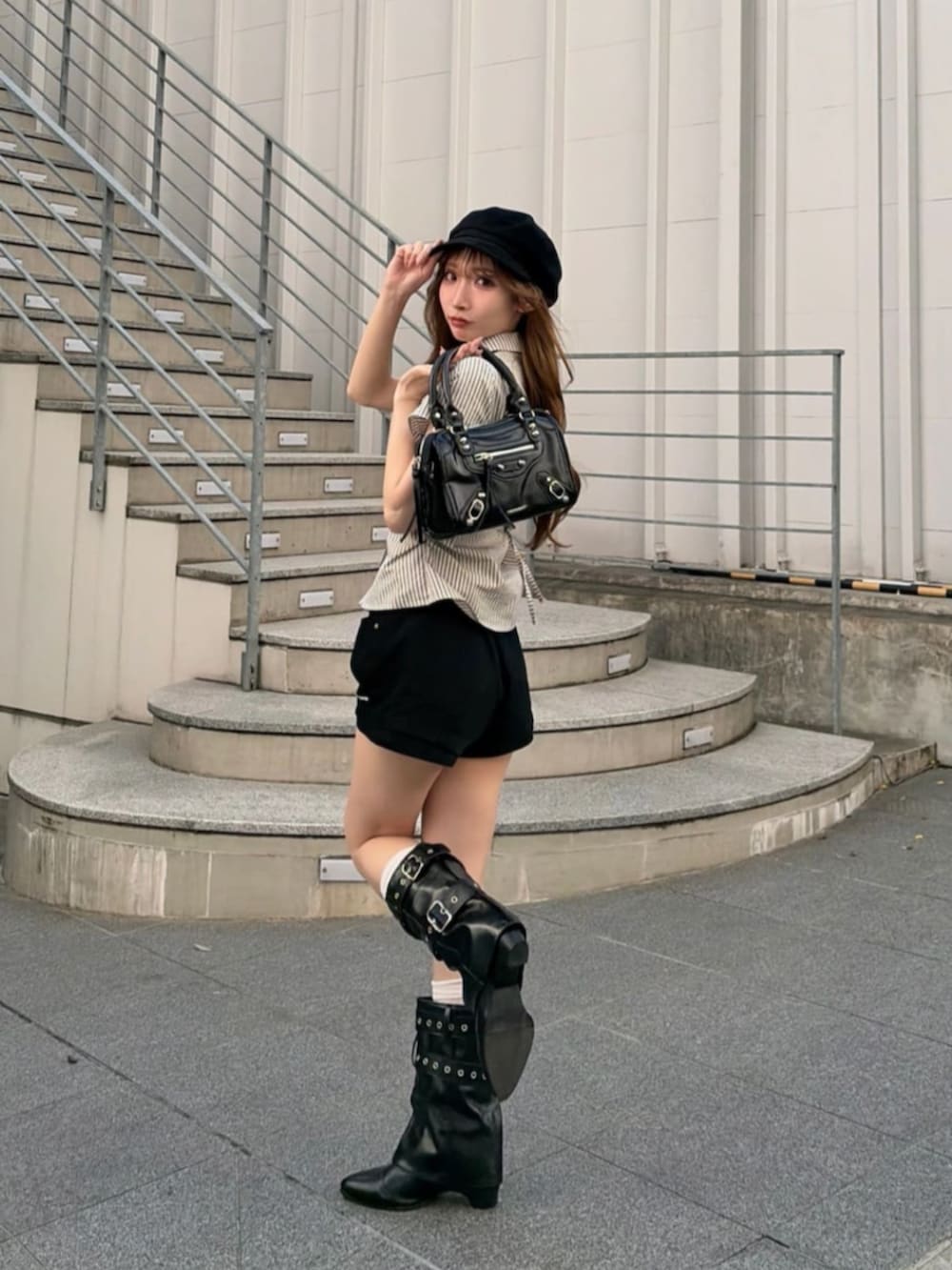 ブラック系のその他パンツ、ブラック系のショルダーバッグ、ホワイト系のシャツ/ブラウスを着用したレディースの春コーディネートの2枚目の写真